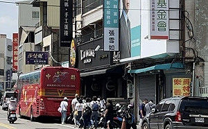 小草北上聲援阿北！彰化黨部前搭車影象曝光 人數…