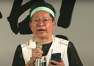 吳春成帶小草高喊「搶救柯文哲! 台灣曼德拉」許美華:別拿XX比雞腿