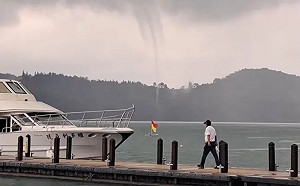 日月潭出現水龍捲奇景！氣象站提醒千萬別追
