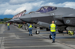 太平洋雖航母「空窗期」別搗蛋!威懾中國 美F-22「猛禽」與F-35東南亞軍演