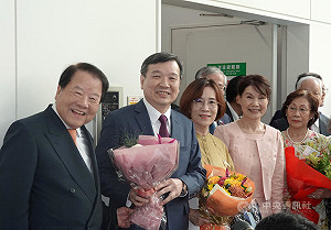 駐日代表李逸洋抵日履新 日華懇議員與僑胞熱烈歡迎