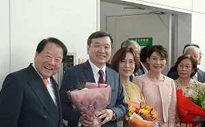 駐日代表李逸洋抵日履新 日華懇議員與僑胞熱烈歡迎 