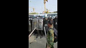 (影) 「組團」殺官滅門!咸陽5人被重金通緝 大批退役軍人青島槓上武警