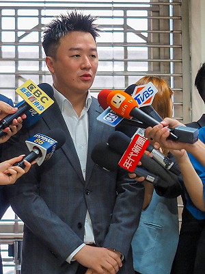 李正皓電視台外遭辣椒水攻擊!黃智賢不計前嫌送暖