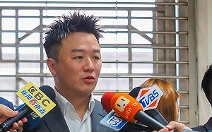 柯文哲收賄是檢方懷疑？李正皓拼接公文「騎縫章」打臉民眾黨：看得懂字嗎？