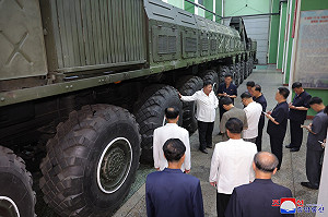 金正恩自證核武力「幾何級數」增長 秀12軸24輪飛彈發射車「反威嚇」