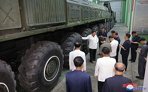 金正恩自證核武力「幾何級數」增長 秀12軸24輪飛彈發射車「反威嚇」