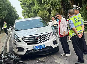 (影) 又見開車撞學生! 武漢大批小學生被撞倒在地 嫌犯試圖肇逃被攔下