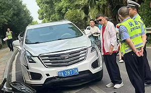 (影) 又見開車撞學生! 武漢大批小學生被撞倒在地 嫌犯試圖肇逃被攔下