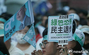 柯文哲風暴》民調：民眾黨只跌1.8%、230萬小草還不離不棄 