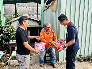 中秋前夕訪視獨老送物資 林口區加碼發放中秋關懷金9/16入帳