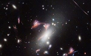 天問！宇宙竟出現紅色大問號 星系團因質量過大出現「時空扭曲結構」