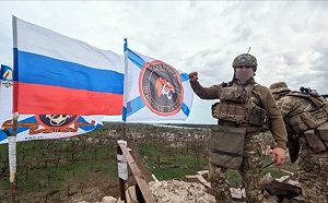 (影) 46輛戰車大規模猛攻! 俄軍強襲紅軍城側翼 在河邊慘遭猛K落跑