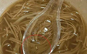 驚！籃筐會大腸麵線「吃到蛆」業者失聯   衛生局：調查中