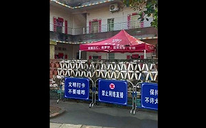 (影)遊客每天包圍全紅嬋老家 家人村民不堪其擾 當地警方出動拒馬