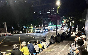 小草北所外陪柯文哲過中秋 律師：爹親娘親都沒主席親 網酸：領20萬的沒去