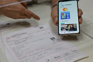 外國人一掃即懂!嘉基醫院藥袋推QR Code 多語服務上線