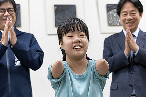 偕陳其邁雙醫師探訪「單腳天使」 賴清德勉勵繼續勇敢探索世界