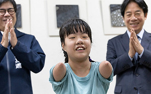 偕陳其邁雙醫師探訪「單腳天使」 賴清德勉勵繼續勇敢探索世界