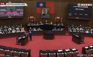 謝龍介質詢贈台南蜂蜜水「兩人碰杯」   卓榮泰讚：非常甜蜜 