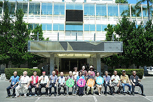 高市議會舊址拆除前重遊 康裕成率老議員最後巡禮