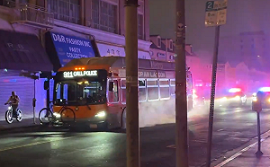 (影) 洛杉磯一巴士遭劫持 造成1人死亡 特警用這招阻止嫌犯逃跑......