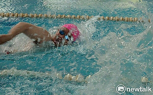 南市扶輪盃身心障礙者游泳賽登場  生命「泳」士奮勇衝刺令人動容