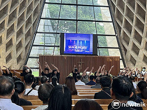淚水與舞蹈中告別青春! 東海追思車禍身亡女學生 頒給榮譽畢業證書
