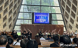 淚水與舞蹈中告別青春! 東海追思車禍身亡女學生 頒給榮譽畢業證書