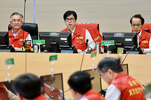 高雄市放颱風假  市民湧陳其邁臉書狂讚:最帥、最瀟灑的男人