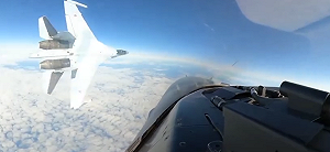 (影) 美、俄戰機阿拉斯加交鋒! Su-35挑釁危險掠過F-16機頭 美機緊急規避