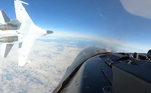 (影) 美、俄戰機阿拉斯加交鋒! Su-35挑釁危險掠過F-16機頭 美機緊急規避