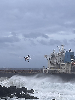 (影)山陀兒挾風雨來襲!外籍礦砂船台東外海進水19人受困 空勤總隊3趟成功救援