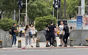 小粉紅在台鬧事「被帶回警局偵訊」王定宇：打破中國長臂管轄幻想