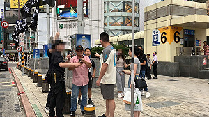 (影)中國遊客西門町搶光復香港旗 議員:挑釁台灣民主 員警竟沒逮捕要求查辦