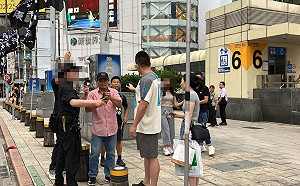 (影)中國遊客西門町搶光復香港旗 議員：挑釁台灣民主 員警竟沒逮捕要求查辦