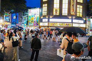 現場直擊》山陀兒颱風將登陸 北市風雨小 民眾爽放颱風假 西門町人潮不斷