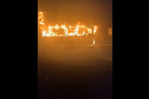 (影) 吉林自殺炸彈客燒毀整台公車! 湖南公安局長「國慶」升旗遭當場槍擊