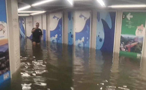 山陀兒雨炸基隆釀災！民眾直擊市區地下道淹成｢謝國樑的水上樂園｣