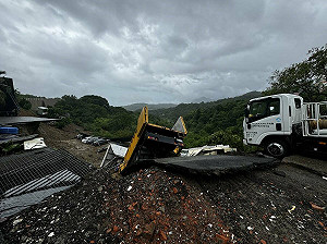 基隆市清潔大樓後方山崩 車輛與鐵皮屋懸空可怕景象曝