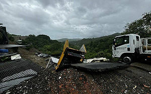 基隆市清潔大樓後方山崩 車輛與鐵皮屋懸空可怕景象曝