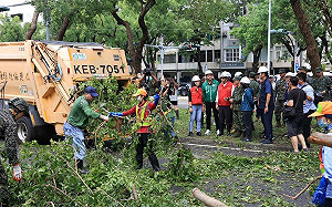 山陀兒過境高雄視察災況   陳其邁力促3天恢復市容