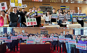 中市議會藍綠「大亂鬥」爭辯中央預算  議長張清照：別講那些543