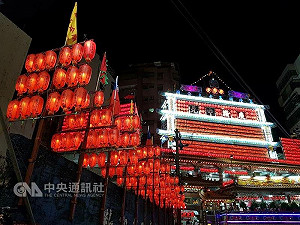 老大公廟起燈腳 雞籠中元祭揭開序幕