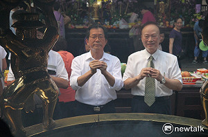 李應元龍山寺參拜  信徒不滿「滅香」嗆聲