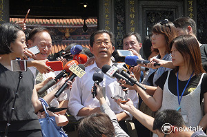 李應元龍山寺拿香參拜：神明是跨黨派