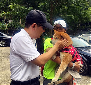 侯友宜巡視河安遭犬戲   明星犬爪印當見面禮