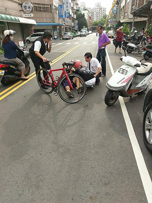 國民美食吃一半 涂醒哲放下碗筷護學生