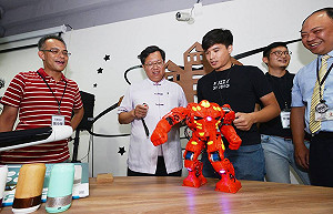 訪視青創指揮部  鄭文燦：打造國家級育成基地