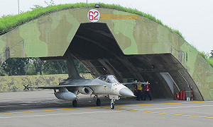 轟六繞台威嚇  蔡英文視察IDF緊急起飛抽測